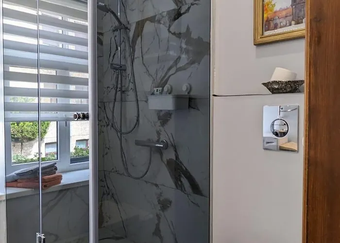 Апартаменты Spacious Old Town Free Parking *