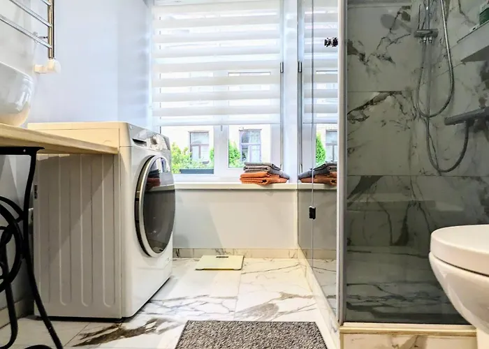 Spacious 60 Sqm Old Town With Free Parking Apartment *